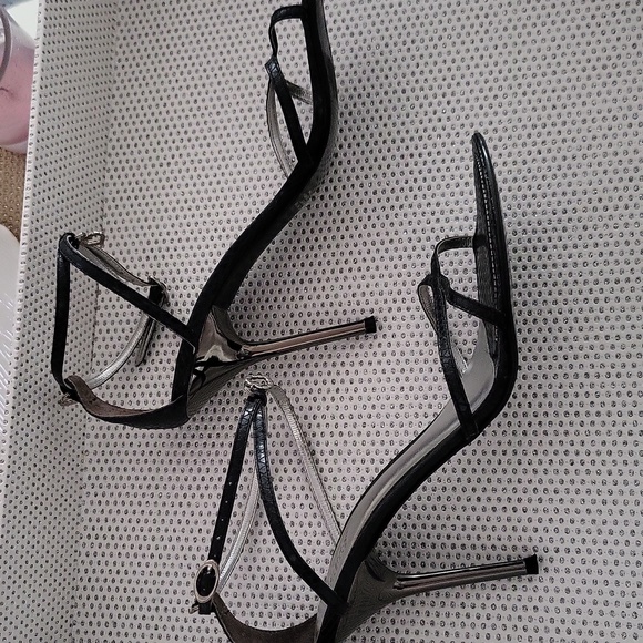 Stunning Guess Sandals - Picture 4 of 4